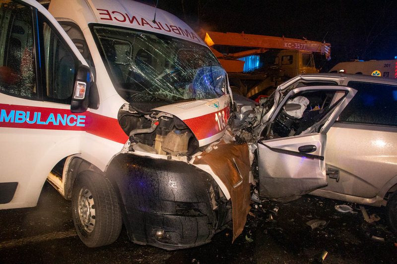 Страшная авария в Киеве: легковушка столкнулась со 