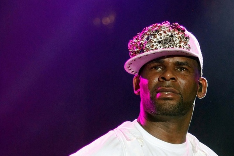 Певца R Kelly обвинили в сексуальном насилии и арестовали