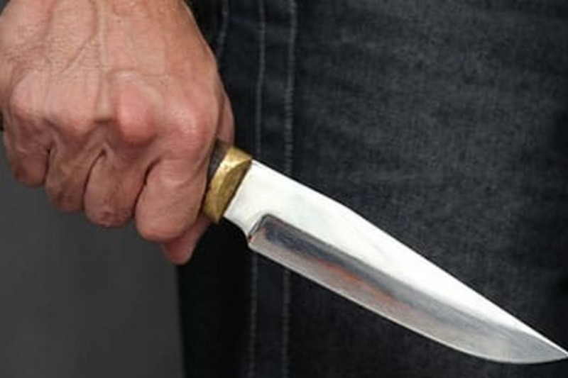 На Киевском вокзале мужчина пытался зарезать себя ножом