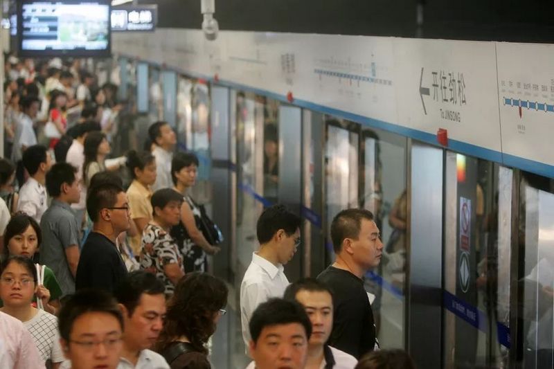 Китайцы начали в метро платить своим лицом