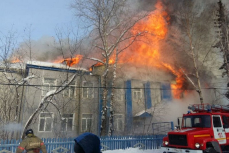 В Иркутской области загорелась школа
