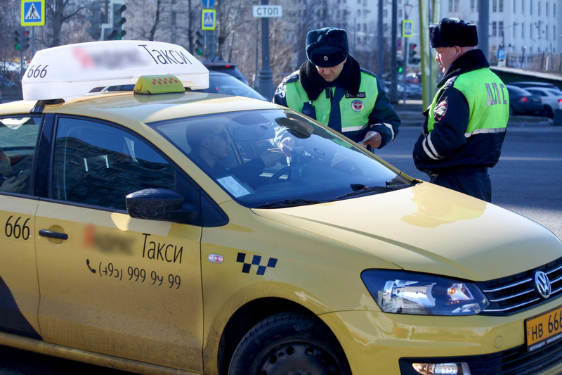 Криминал в шашечку. За рулём такси в Москве поймали 18 преступников