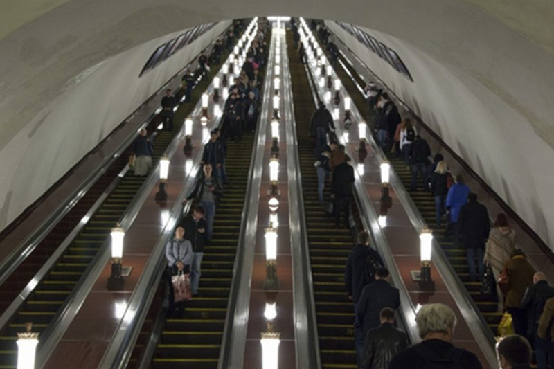 В киевском метрополитене с эскалатора упала пассажирка
