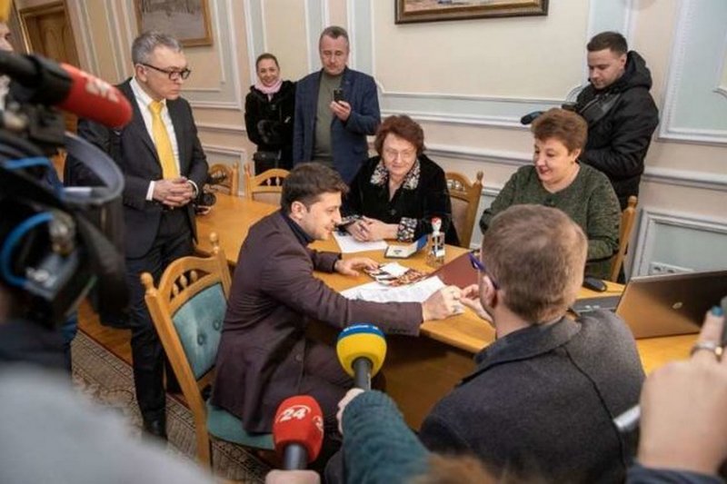Порошенко придется извиниться: Зеленский предъявил гаранту три условия перед дебатами