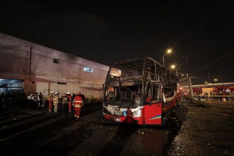 В Перу загорелся автобус с людьми, десятки погибших