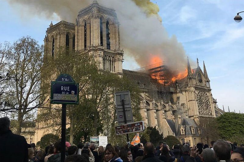 YouTube связал пожар в соборе Парижской Богоматери с терактом 9/11