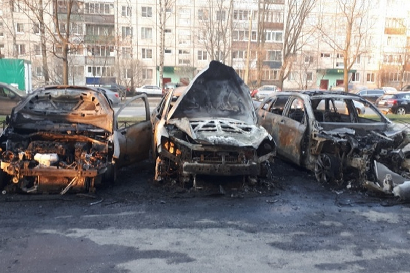 В Петербурге неизвестный сжёг автомобили бизнесмена