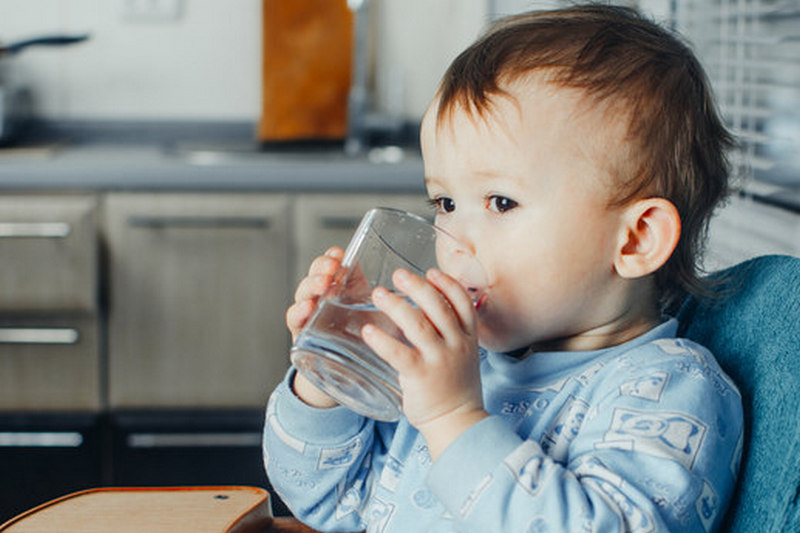 Как приучить ребенка пить обычную воду