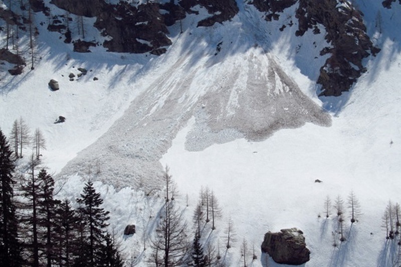 В Швейцарии при сходе лавины погибли четверо лыжников