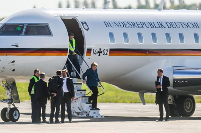В самолет Ангелы Меркель врезался автомобиль