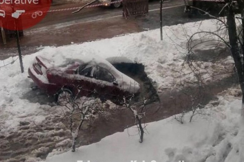 В Киеве под дорогой прорвало трубу, автомобиль провалился