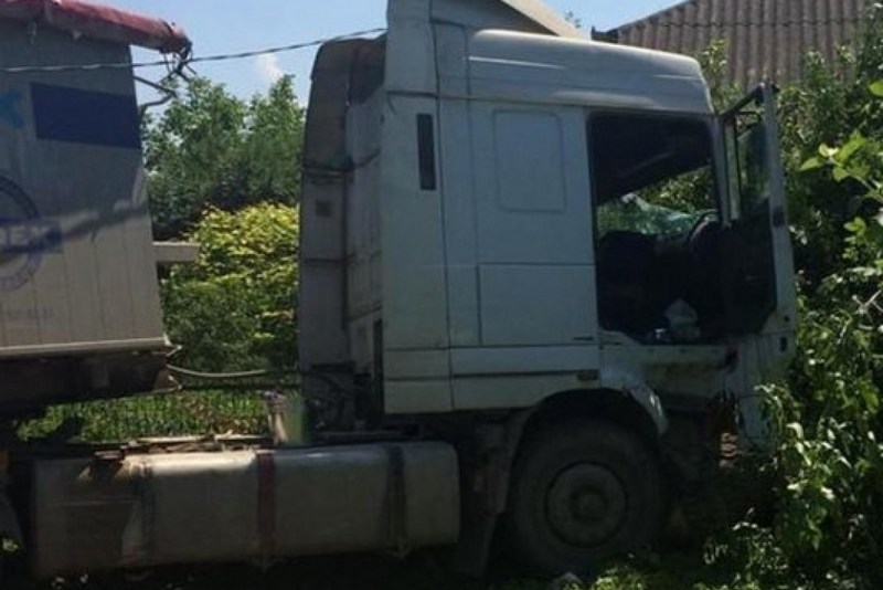 Фура с мертвым шофером снесла забор и электроопору в Тернопольской области