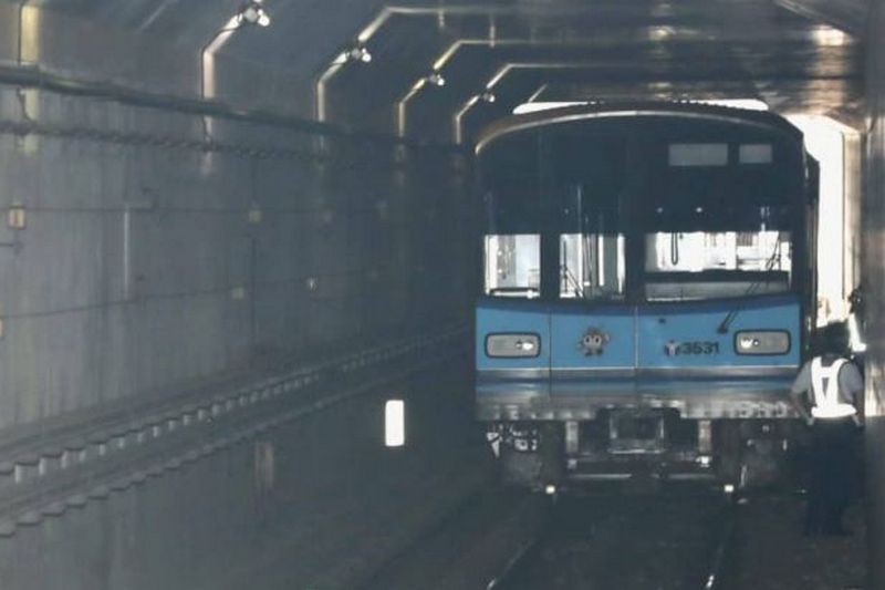 В Японии сошел с рельсов поезд метро с пассажирами