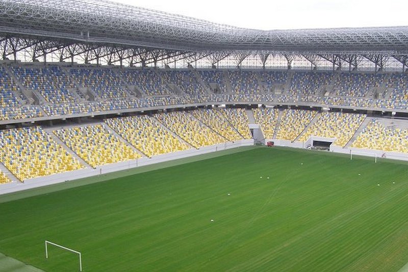 УЕФА открыл дело после матча Украина — Сербия. Фанаты жгли файеры и бросали на поле посторонние предметы