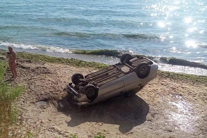 На Одесский пляж с обрыва упал автомобиль