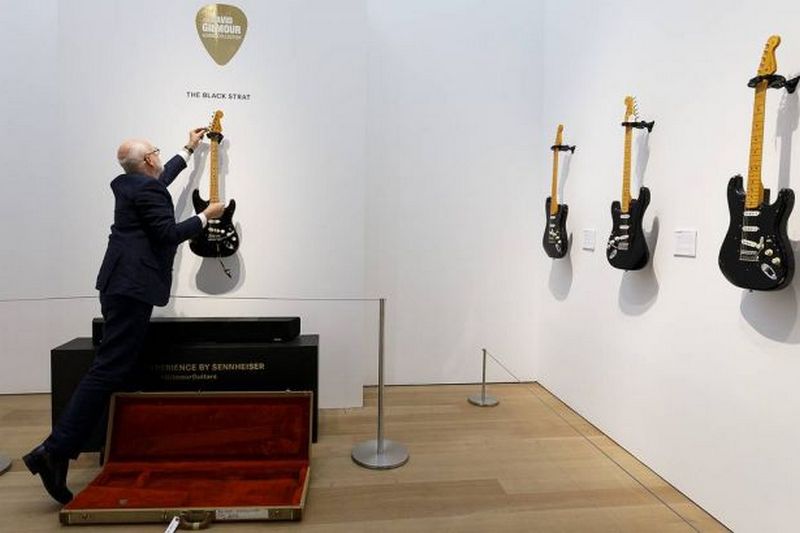 Гитарист Pink Floyd на аукционе продал свою коллекцию гитар за $21,5 млн