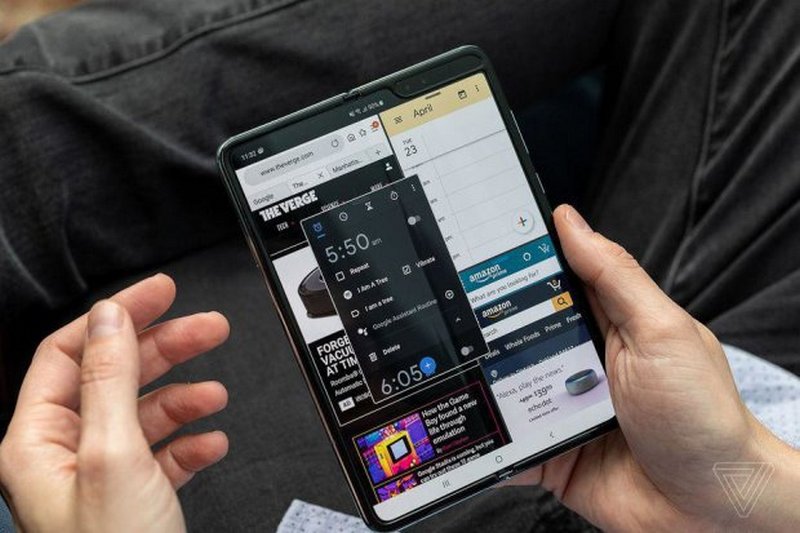 Samsung воскресила провальный Galaxy Fold с гибким экраном