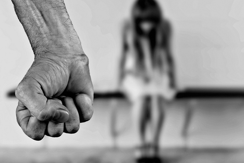 14-летнюю девушку изнасиловал пьяный отец