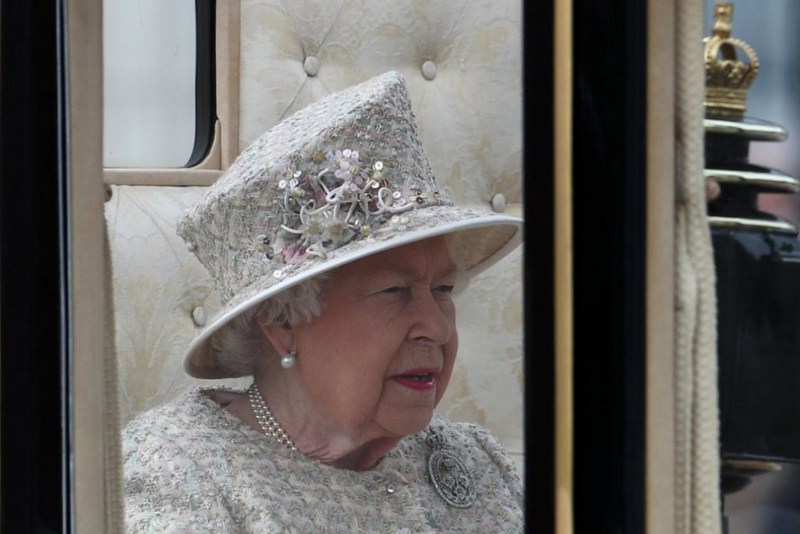«Никаких церемоний»: Елизавета II официально ушла в отпуск