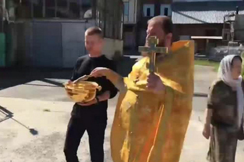 Российский священник освятил пивной магазин и попал на видео