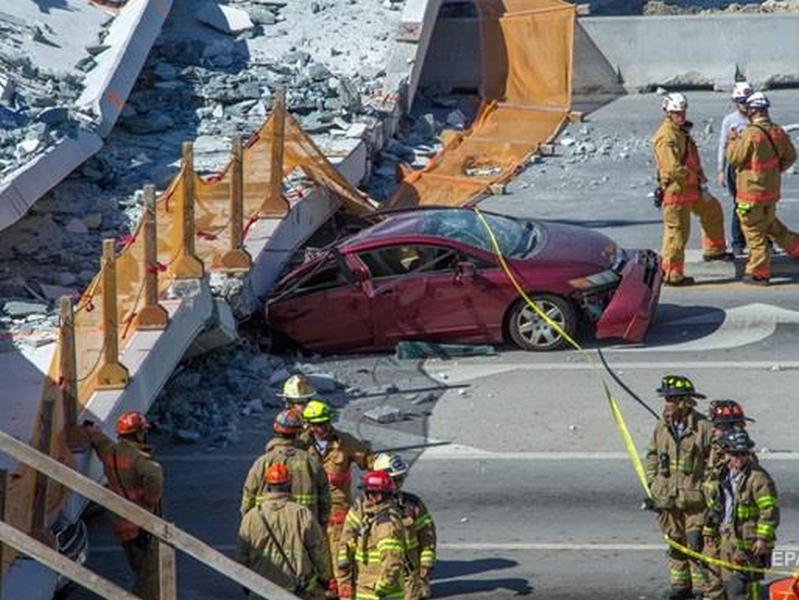 Обрушение моста в Майами: из-под обломков достали три тела