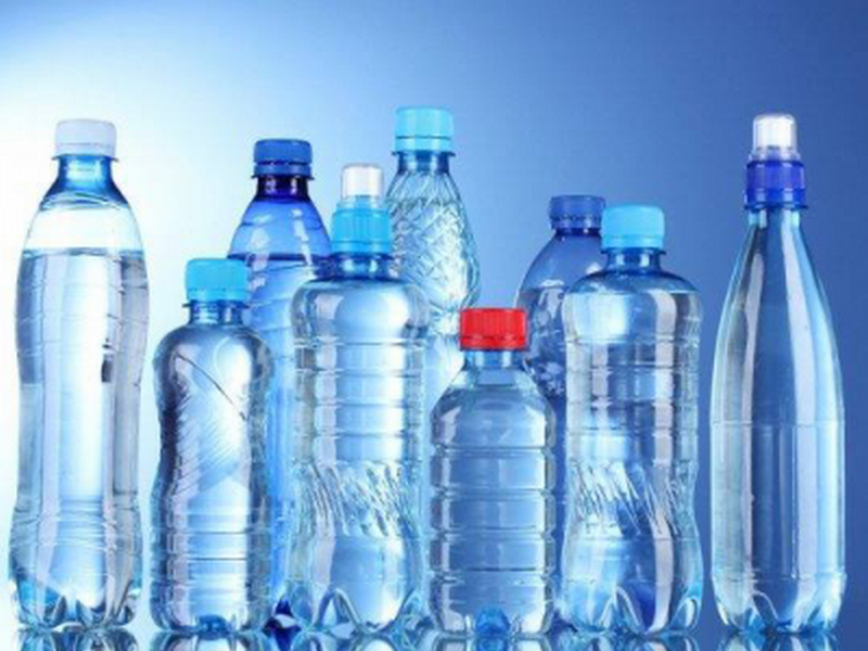 В минеральной воде в пластиковых бутылках нашли микропластик