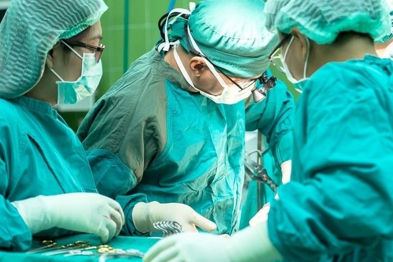 Повредили внутренние органы: в Сумах женщина умерла во время операции