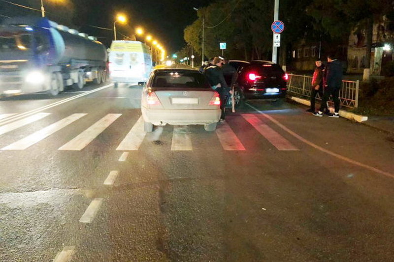 Пешеход оригинально проучил водителя на пешеходном переходе. Появилось видео