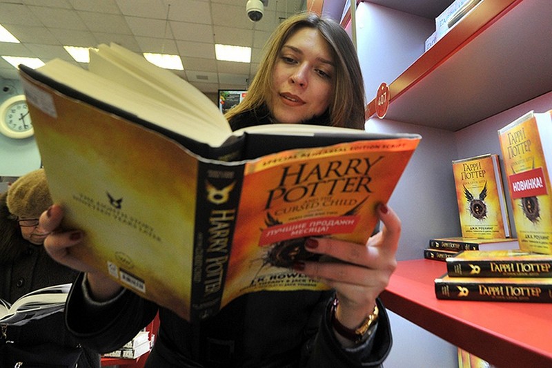 В американской школе запретили книги о Гарри Поттере. Руководство считает заклинания из них реальными