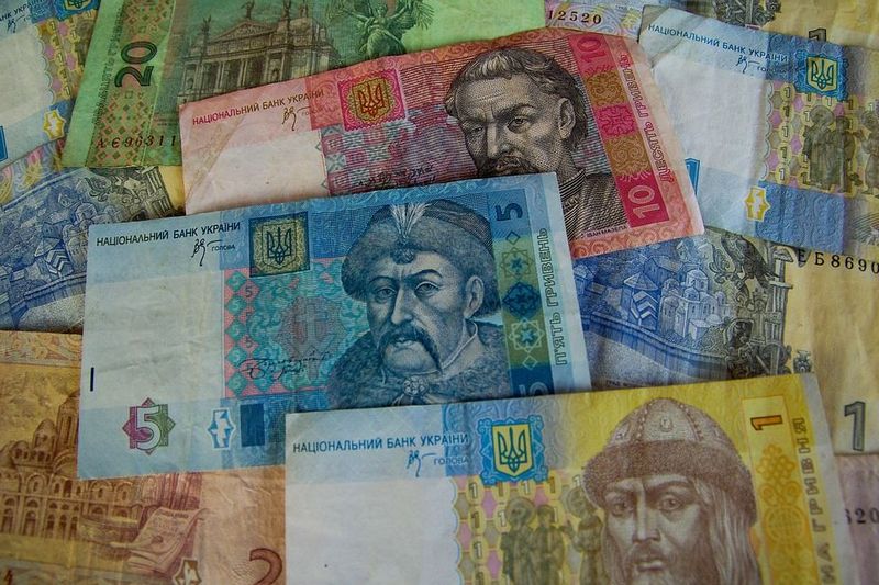 Украинцы около половины своих денег с карт тратят на еду