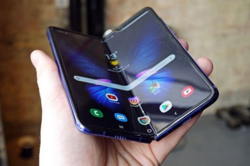 Samsung назвал дату выхода в продажу гибкого телефона