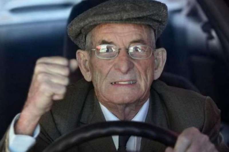 Ученые выяснили, почему пожилым людям важно водить автомобиль
