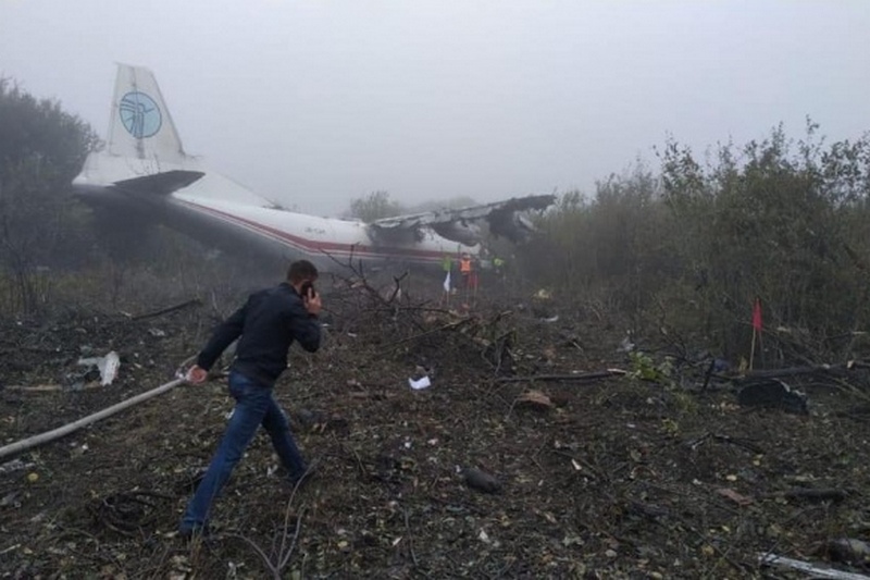 У самолета Ан-12 закончилось топливо, 5 погибших – министр