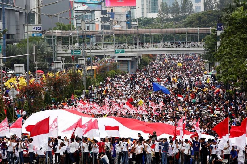 В Индонезии тысячи активистов вышли на митинги из-за запрета властями внебрачного секса