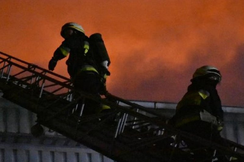 В Днепре на больших складах произошел масштабный пожар: фото, видео