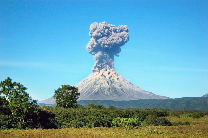 Люди выбрасывают в атмосферу больше СО2, чем все вулканы мира