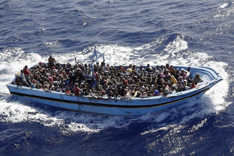 У берегов Италии затонуло судно с 50-ю нелегалами: спасти удалось 22 человека