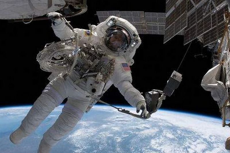 NASA: Пара женщин-астронавтов успешно завершила первый выход в космос