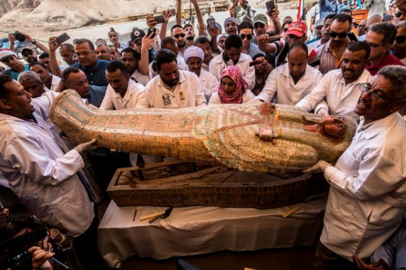 В Египте обнаружили 30 древних саркофагов с мумиями внутри