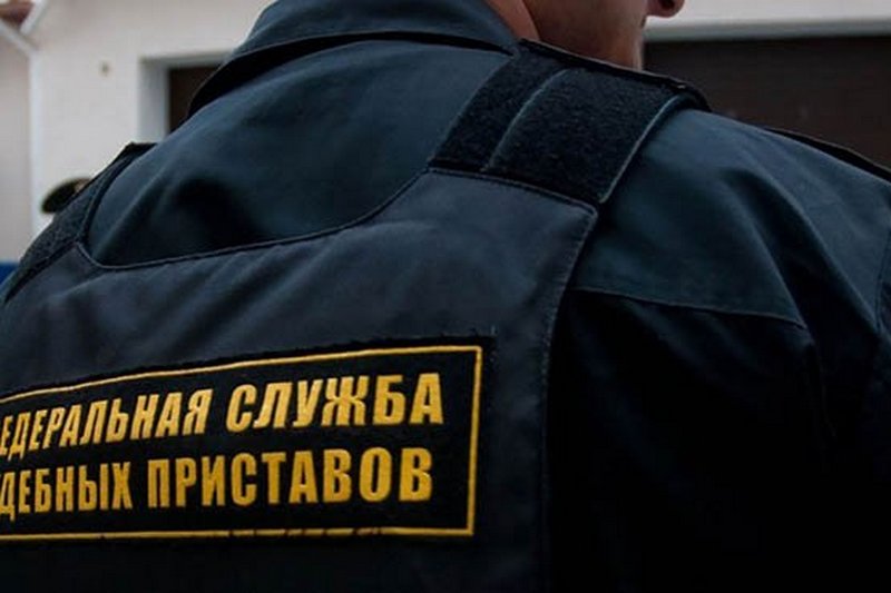 В России должник облил себя и пристава бензином