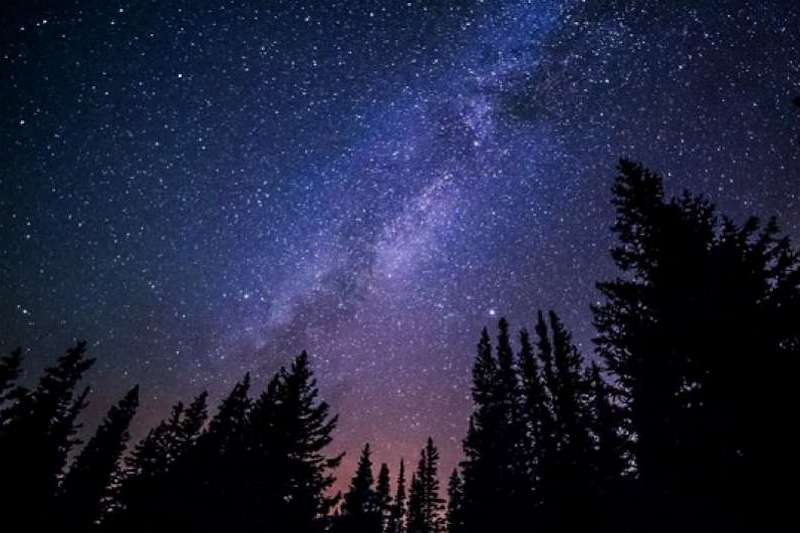 Ученые объяснили, почему ночное небо темное