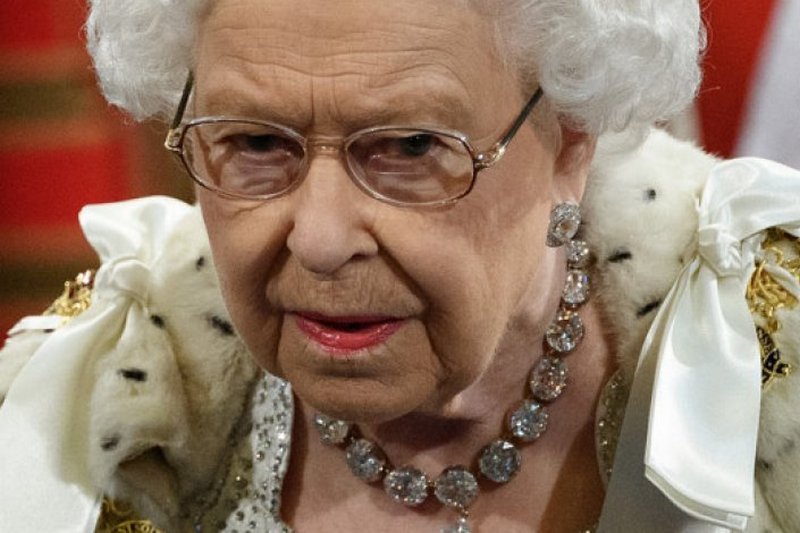 Елизавета II отменила вечеринку к 60-летию сына из-за скандала