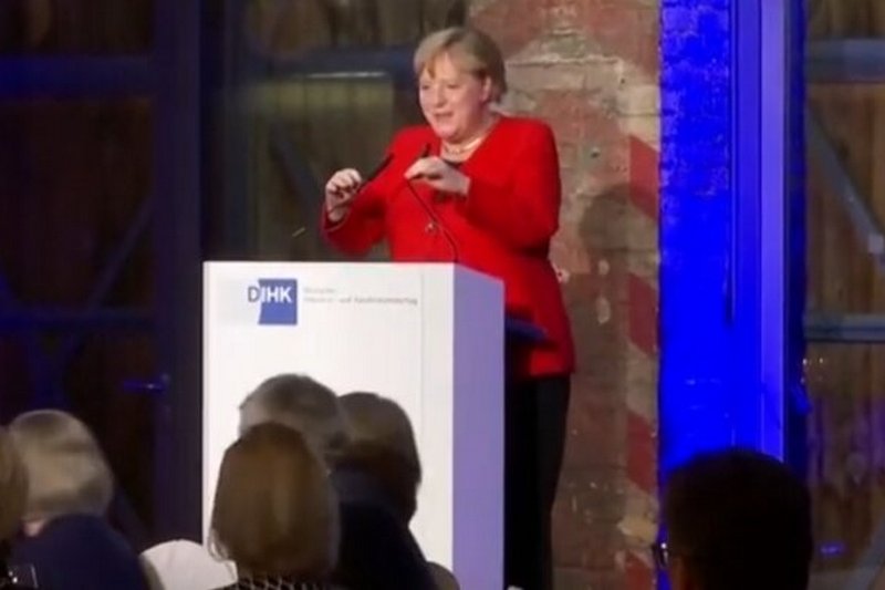 Ангела Меркель неожиданно упала на глазах у всех (видео)