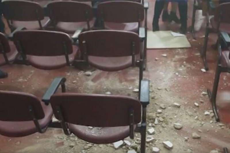 В России на депутатов во время заседания обвалился потолок