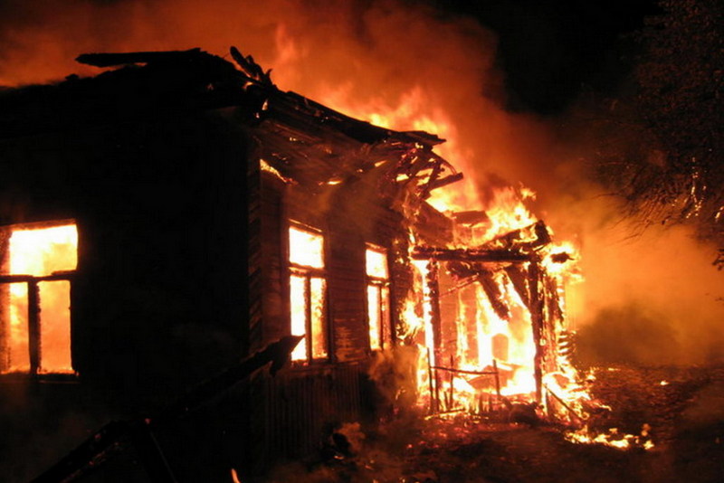 При пожаре в частном доме под Киевом погибла семья