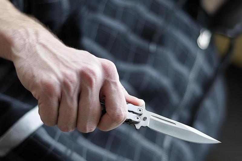 Мужчина с ножом напал на школьницу: подробности