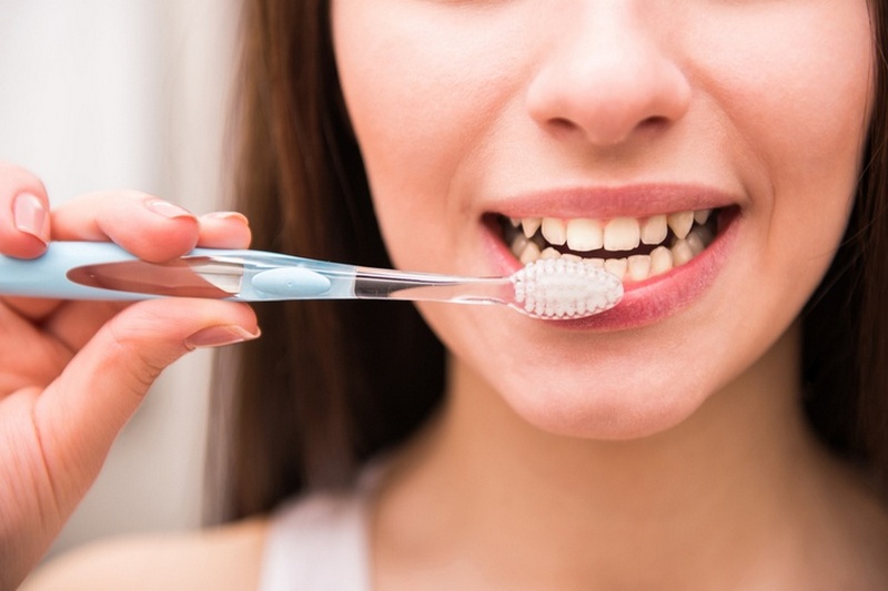 Врачи советуют чистить зубы три раза в день