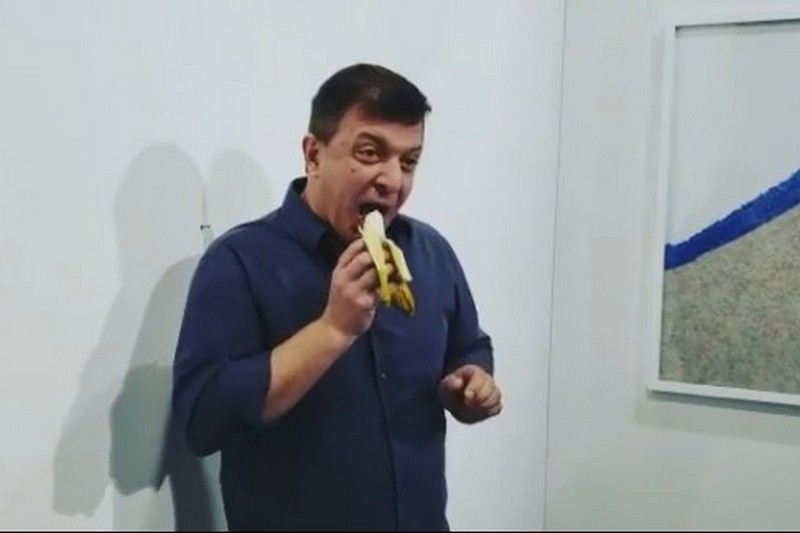 Посетитель выставки съел банан за 120 тысяч долларов