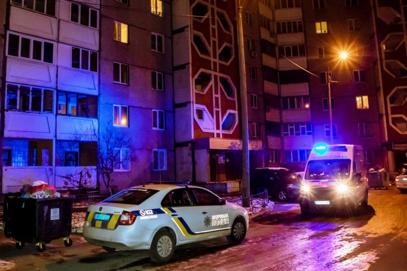 В Святошинском районе Киева молодая женщина выпала с 13 этажа