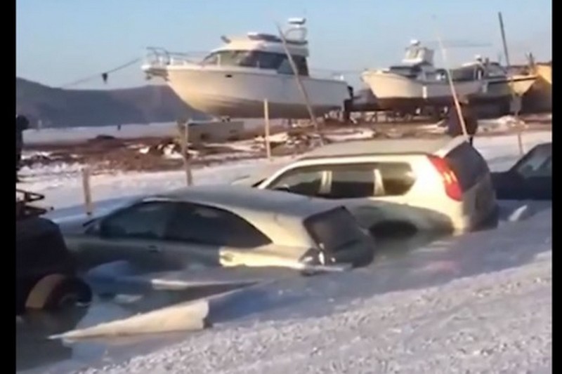 В России 30 машин ушли под лед: появилось видео 